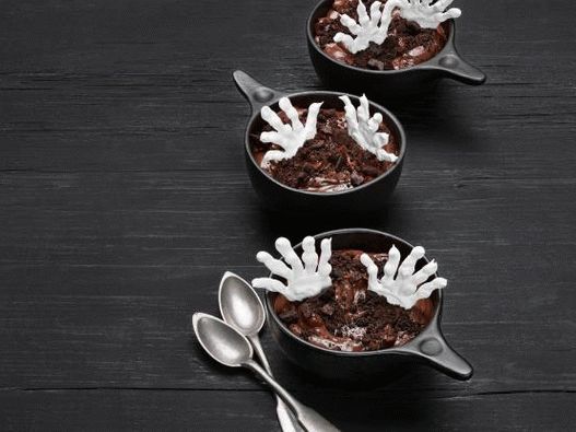 Фото шоколадов пудинг със скелетни ръце