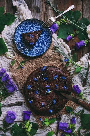 Фото шоколадова торта с реколта цветя