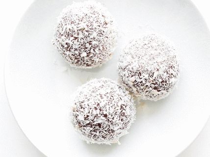 Фото шоколадово-черешови трюфели с кокосов прах