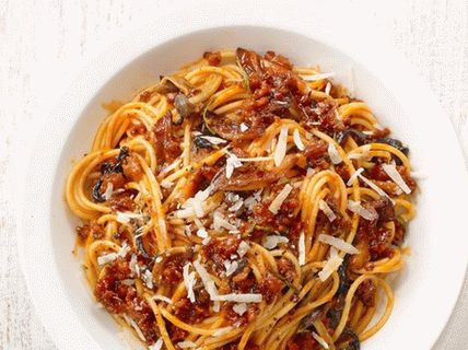 Снимка на спагети със сос от гъби и италиански колбаси