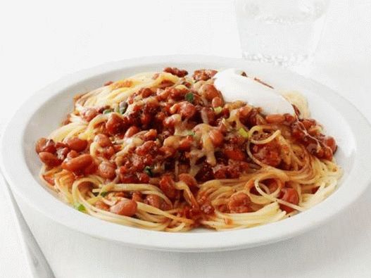 Снимка на спагети с сос от чили месо