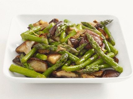 Фото азиатски аспержи с гъби шийтаке