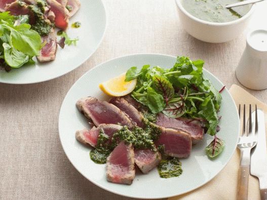 Снимка на пържена пържола на грил с песто