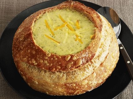 Фото супа с броколи и сирене чедър в хляб