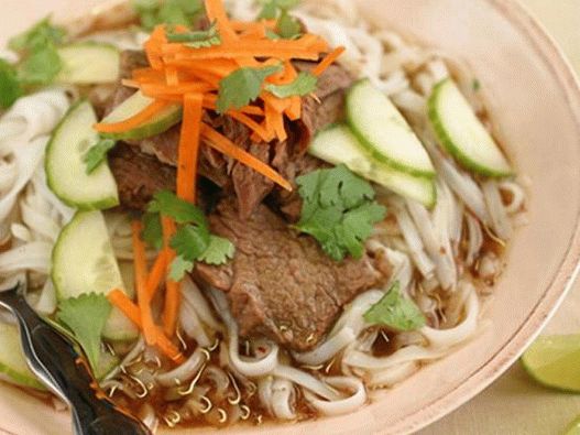 Фото супа от говеждо месо в корейски стил в бавна готварска печка