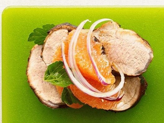 Свинско филе на скара с портокалова салата