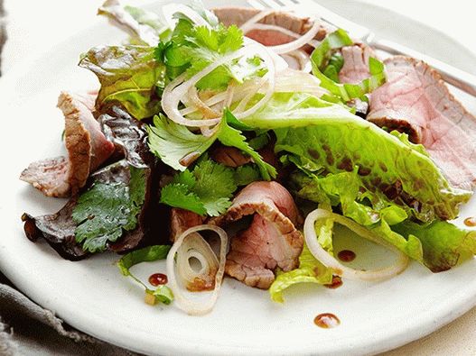 Фото тайландска салата с говеждо месо на скара