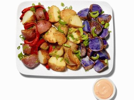 Фото Топла салата от цветни картофи, целина и сладък пипер