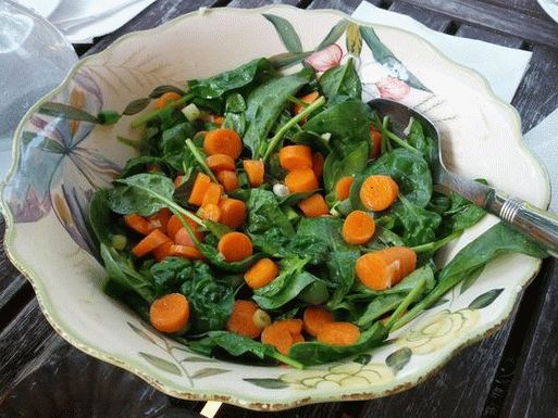 Фото топла салата от моркови и спанак