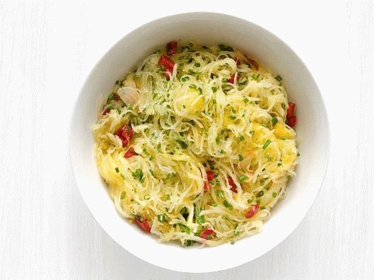 Снимка тикви с спагети с чесън, лют пипер и билки