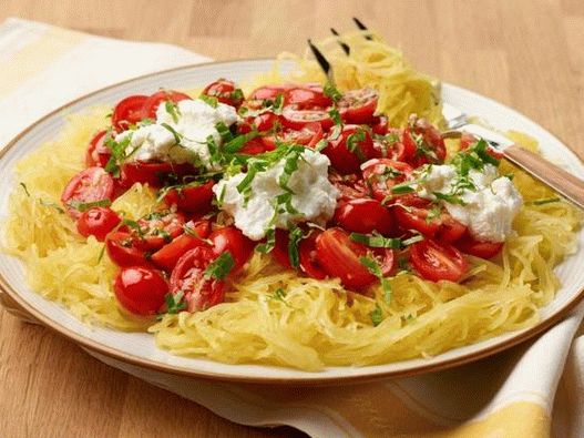 Снимка на тиквени спагети с пресни домати и рикота