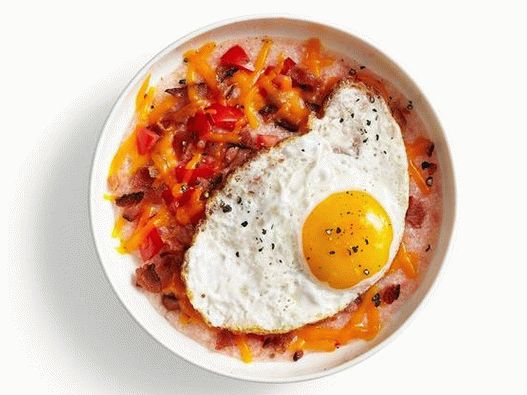 Фото доматена царевична каша с пържено яйце