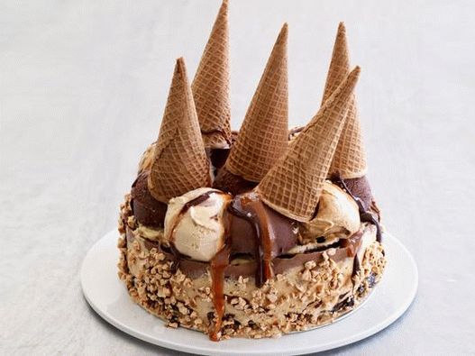 Фото сладоледена торта с вафлени шишарки