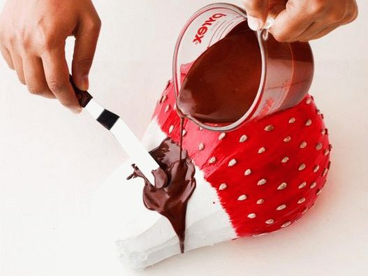 Разтопете шоколада с масло, разпределете дъното на тортата, оставяйки шоколада да се отцеди от ягодите.