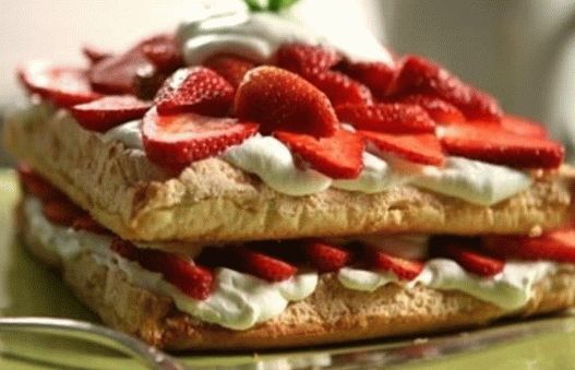 Фото торта с меренги и ягоди