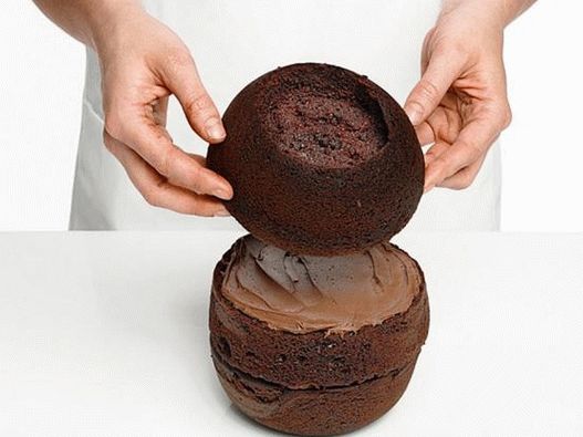 Намажете кръглата торта с шоколад, след това поставете третата торта върху нея