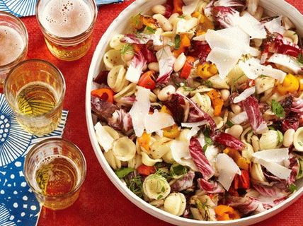 Снимка на тосканска салата с паста с зеленчуци на скара