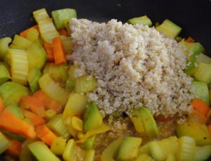 Quinoa задушени зеленчуци
