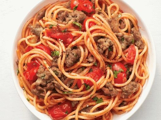 Фото задушени спагети с кайма и домати