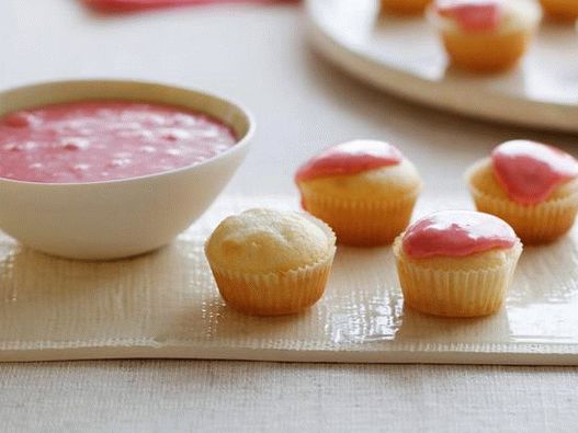 Снимка извара тарталети с готвене на ягоди