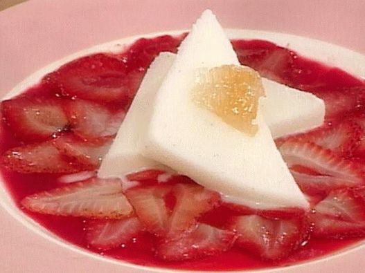 Фото Топла ягодова салата със замразено ванилово кисело мляко