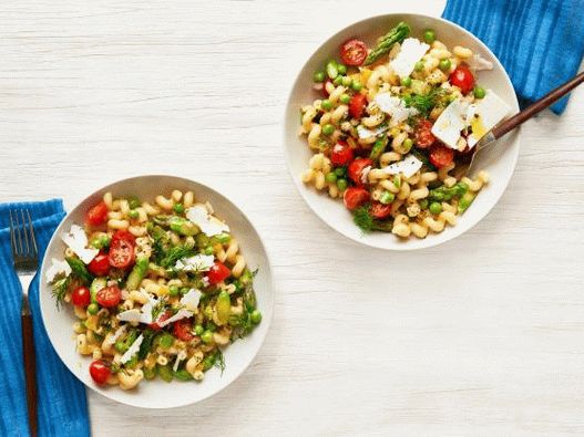 Фото пролетна салата с паста и домати