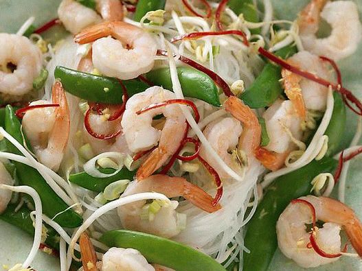 Фото виетнамска салата със скариди и стъклена юфка