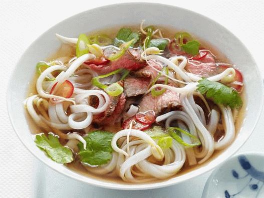 Снимка на виетнамска супа Pho Bo (супа с юфка с говеждо месо)