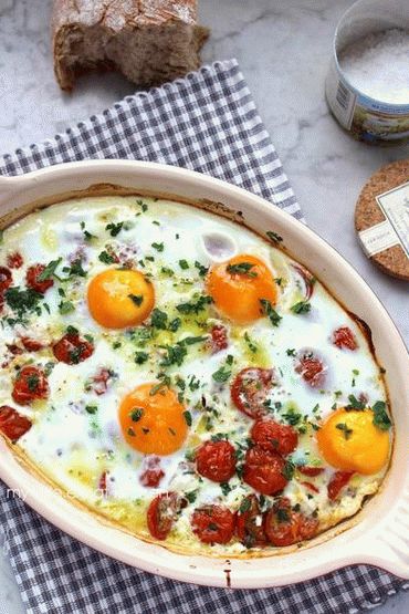 Снимка Пържени яйца с колбаси и домати