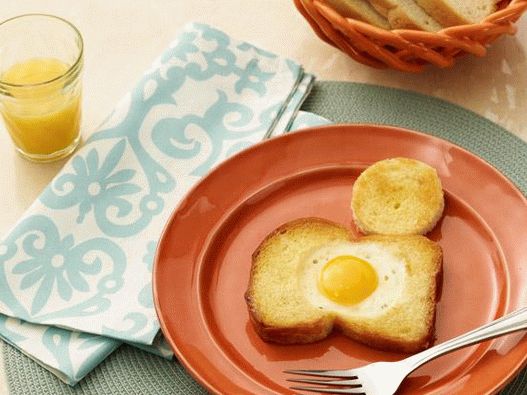 Снимка пържени яйца в хляб