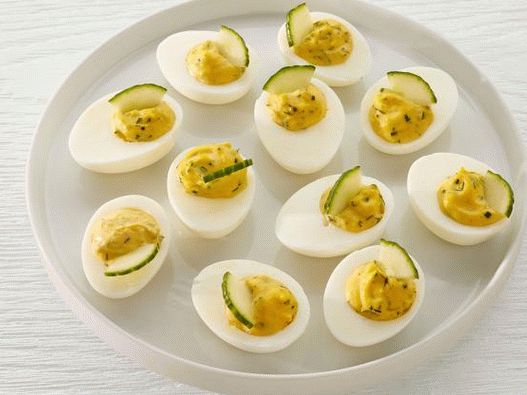 Снимка на яйца, пълнени с краставици със сос от ранчо