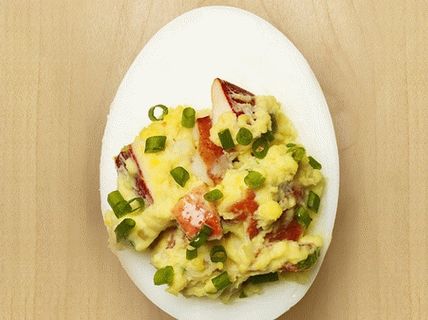 Снимка на яйца, пълнени с омар