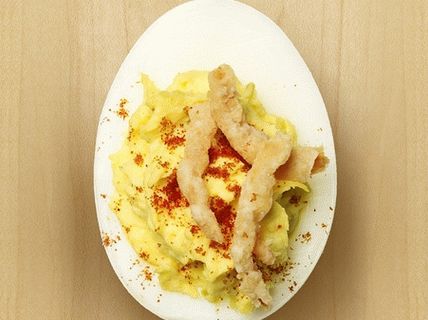 Снимка на яйца, пълнени с джалапенос