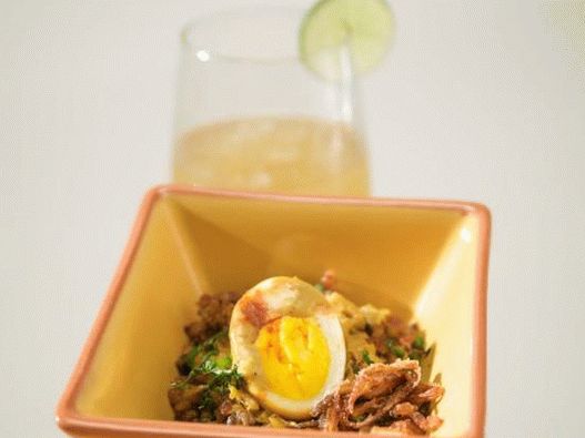 Снимка на яйца в сос къри с гарнитура от ориз и пръстени лук