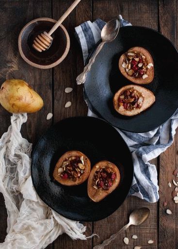 Фото Печена круша с овесени ядки и мед