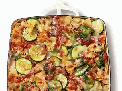 Снимка изпечена паста Farfalle с фриз и тиквички