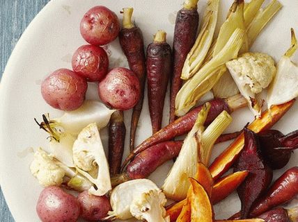 Снимка запечени зеленчуци със сос от айоли