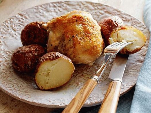 Пиле във фурната с картофи и розмарин
