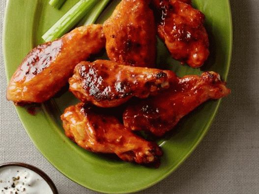 Запечени биволски крилца с дип сос от кисело мляко и синьо сирене