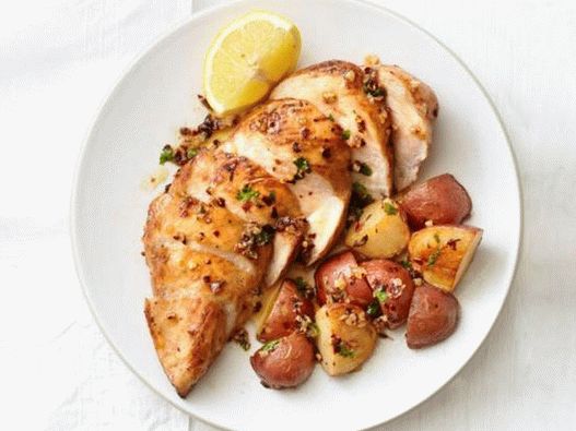 Пилешки гърди, запечени с картофи и карамелизиран чесън
