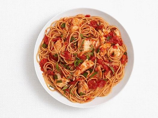 Спагети с тилапия в пикантен доматен сос