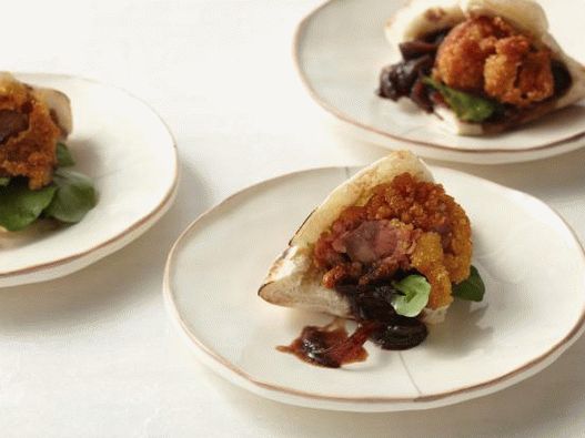 Снимка пържен пилешки пилешки дробчета с карамелизиран лук и крес на тортила