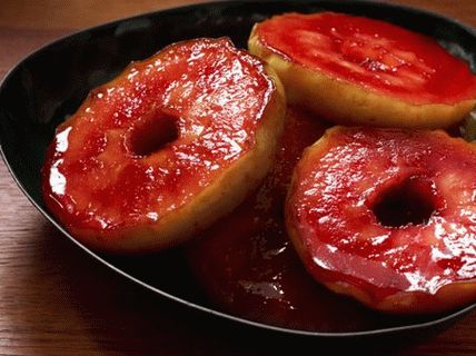 Снимка на печени ябълки в нар. Глазура
