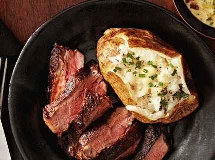 Снимка на печена пържола с какао в Ню Йорк с сос от уиски