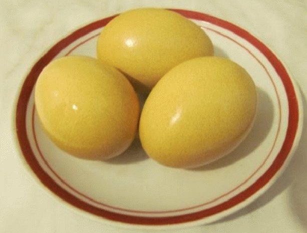 Жълти великденски яйцата