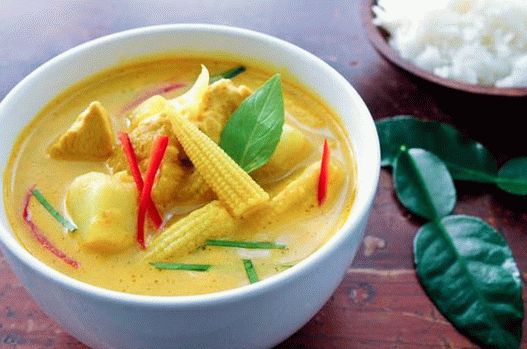 Фото жълто тайландско къри със зеленчуци